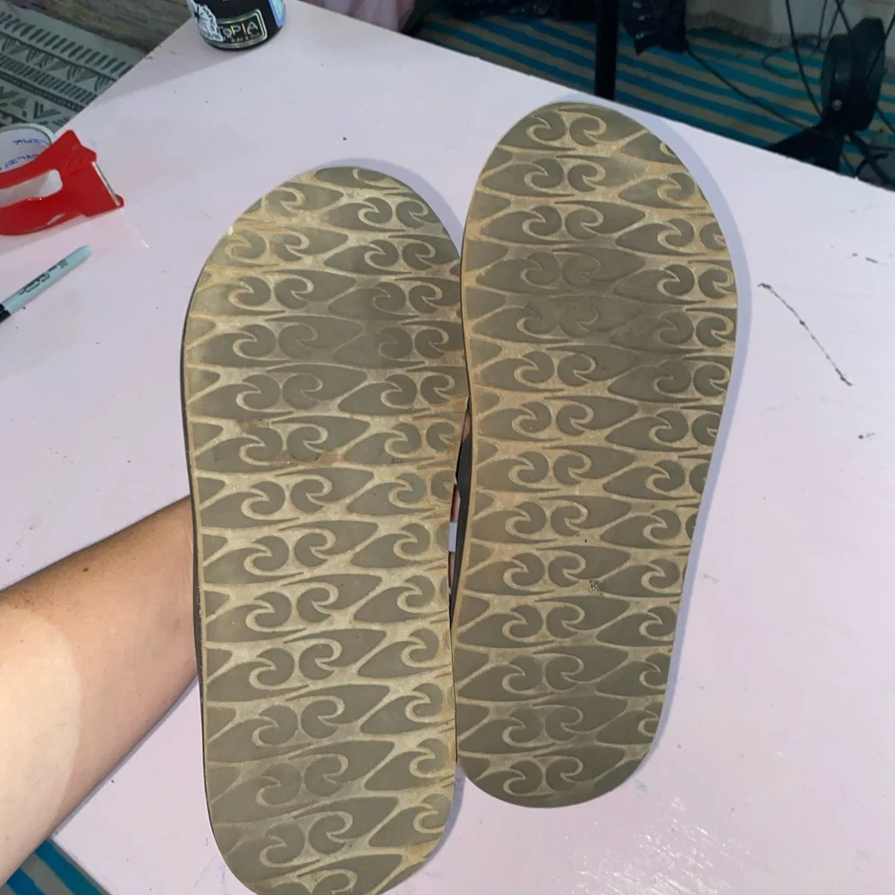 Men’s 9 Like New Hawaiian Performance Surfwear Flip Flops Dark Neutral Casual